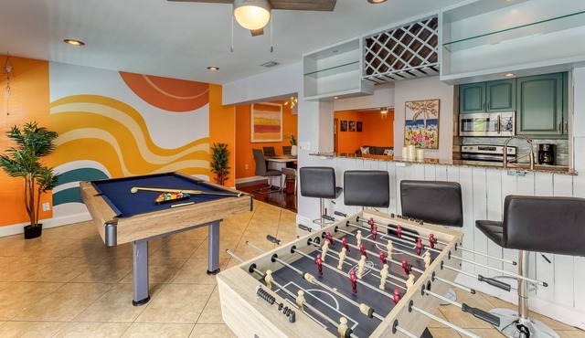 Private pool home & guesthouse with games / 2 miles from BEACHES