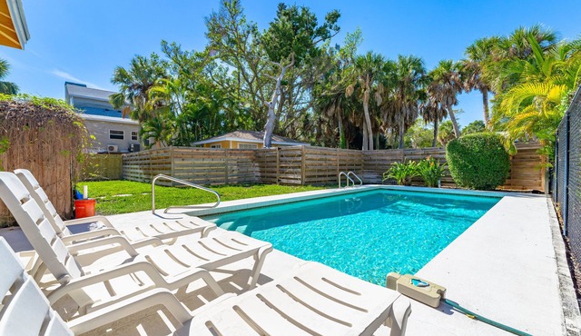Private Pool home w/garden near the beach!