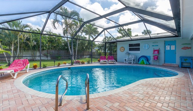 Private Pool Home, Walk to Beach