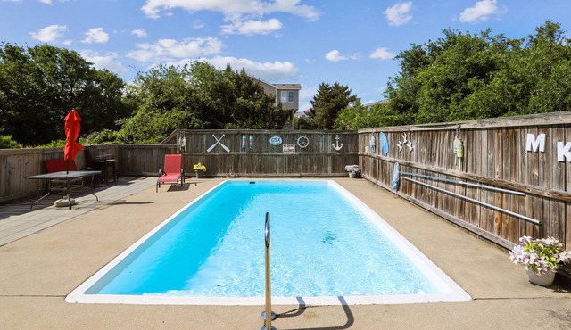Private pool, hot tub, in Duck. 850 ft to beach! Pet Friendly!
