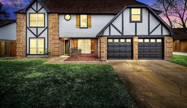 Private Pool, Hot Tub, Makeup Station, 75" TV, 5 Bedrooms, Fenced In Back Yard.