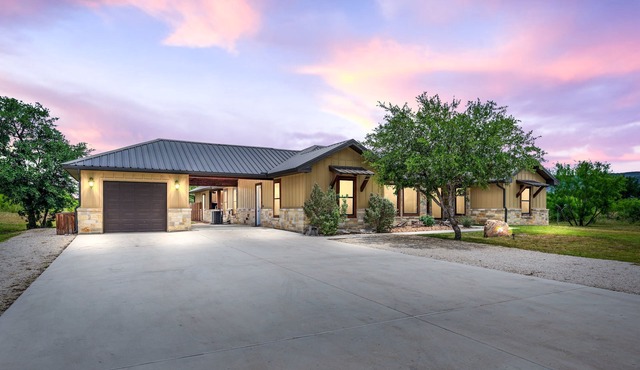 Private pool & hot tub, outdoor kitchen, putting green & more, 5-minute drive to THE Frio River