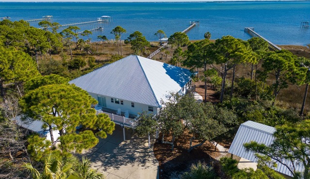 Private pool, hot tub, fenced dog walk, private dock, handicap ramp, Bayfront