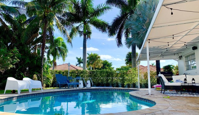 Private pool house 1 mile from Beach