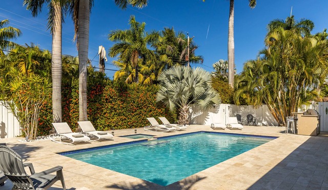 Private Pool House 1mile from beach