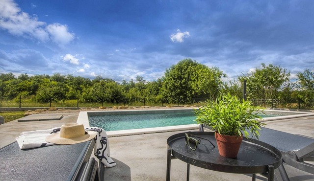 Private Pool with Relaxing Nature View - Apt Mirna