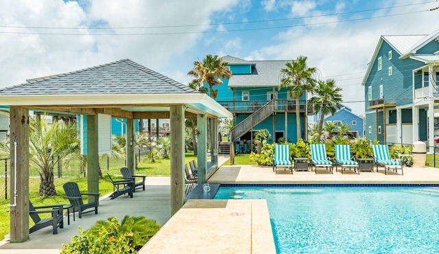 PRIVATE POOL | JAMAICA BEACH | 3 mins from Beach | Bay Views | Huge Decks | Grill | Furnished Patio