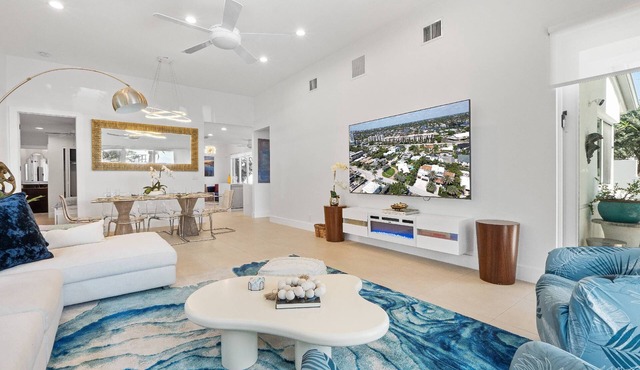 Private Pool | Kayaks | Games | Las Olas Fun Modern Beachfront Luxury 30 Seconds to Beach Sea La Vi