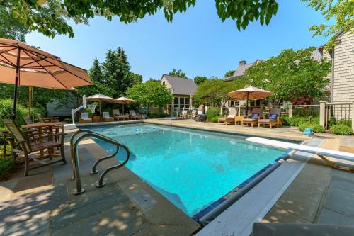 Private Pool & Lake MI access, hot tub, putting green, basketball court, and more!