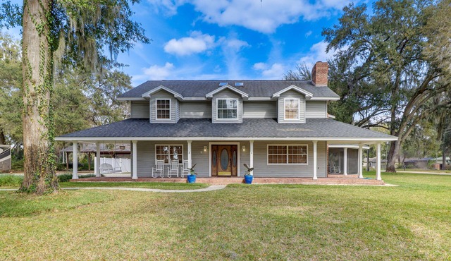 Private Pool & Lake Views: Family Home in Oxford