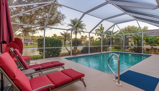 Private Pool Lakeside Briarwood Home Minutes to Beaches & Downtown Naples