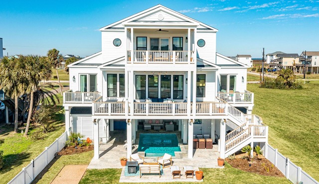 Private Pool! Luxe Designer Interior, Fenced Yard, Large Bedrooms, Deck & Patio