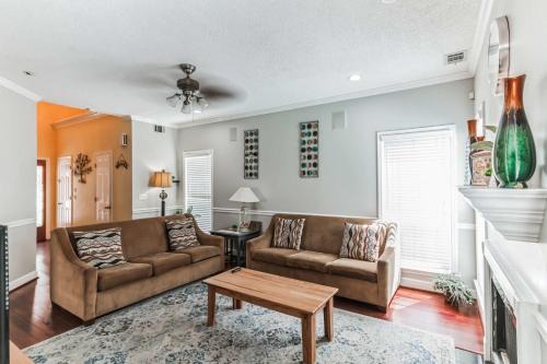 Private Pool Mins to Savannah Peachy Pied a Terre