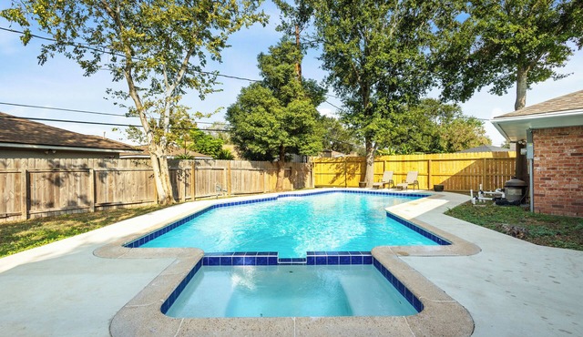 Private Pool - Next to Hobby Airport and 15 min to NRG, Downtown, Med Center