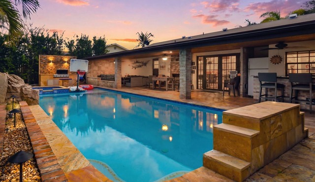 Private Pool Oasis + Hot Tub 4BR Retreat Near Sawgrass Mills