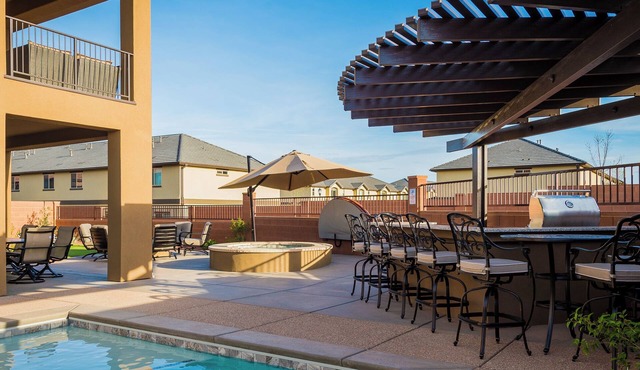 PRIVATE POOL PALACE- 6 BR 8 Bath Retreat with Private Pool, Spa & Putting Green