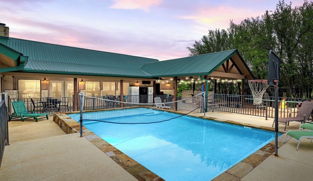 Private pool, pickleball court, single story home, less than 5-minute drive to THE Frio River