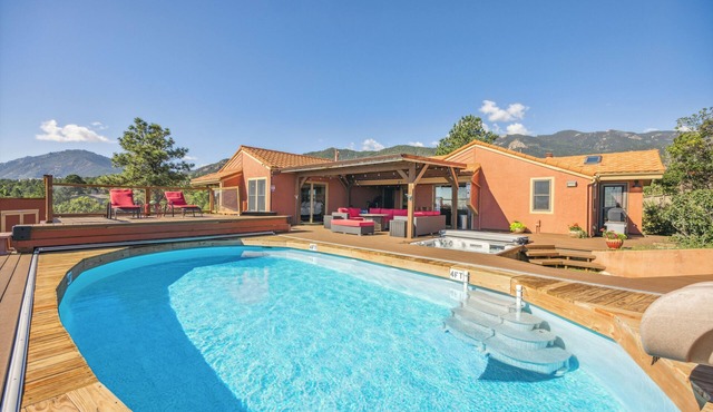 Private Pool/Slide/Hot Tub-5 min to Broadmoor/7 Falls/Zoo, Borders Open Space