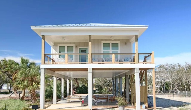 Private pool! Steps from the Beach, Pet Friendly