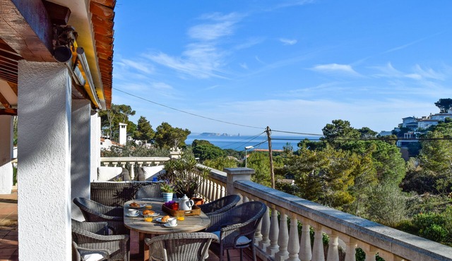 Private pool, sea view, only 700 m. from the beach.