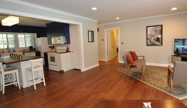 Private Pool, Sleeps 10, Minutes to Downtown and Greer