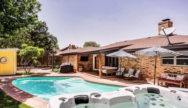 Private pool/spa hidden Oasis getaway with 2 car garage parking in South Lubbock