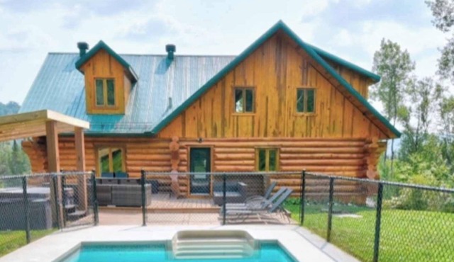 Private Pool, Spa, Pool Table | Le St-Come