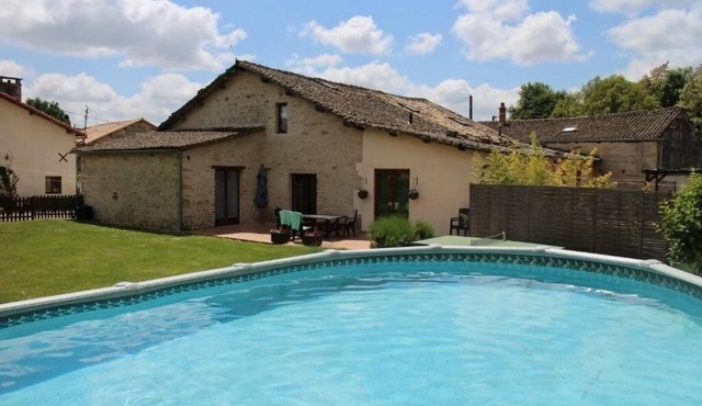 Private pool, spacious - can walk to local town