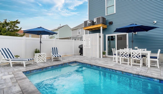 Private Pool! Stunning 3 Floor New Townhome-Close to Everything