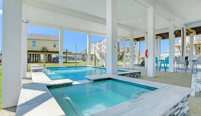 PRIVATE POOL & HOT TUB! Sleeps 22 w/3 King Master Suites & 8 Queen beds!