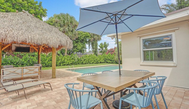 Private Pool + Bar: Palm Beach Gardens Getaway