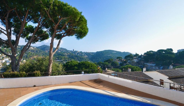 Private Pool Villa near Cala Canyelles Beach, WiFi, A/C, Parking