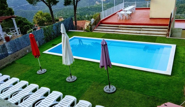 Private Pool Villa for 12, Only 3.5km from Beach