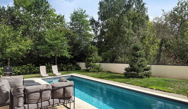 Private pool villa for up to 8 guests – near Loire Valley castles, 2h from Paris