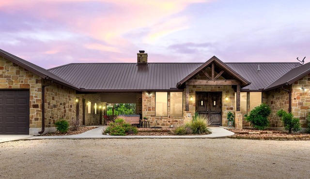 Private pool, volleyball, basketball, outdoor fireplace & less than 5-minute drive to THE Frio River