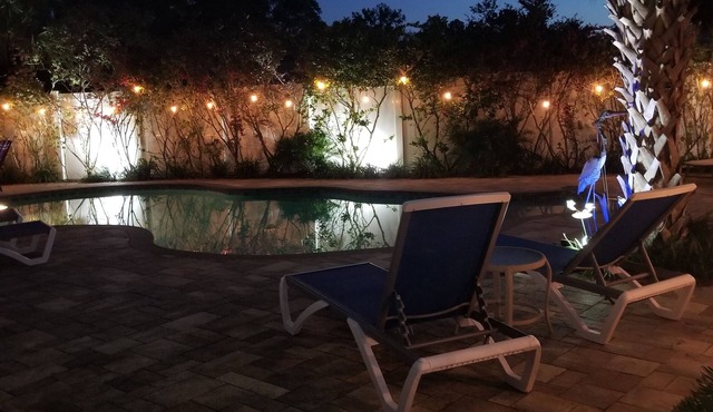 Private pool w/tropical Oasis setting and minutes to Rainbow River access