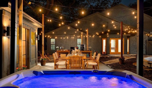 Private Pools & Hot Tubs: Luxe Brandon Oasis!