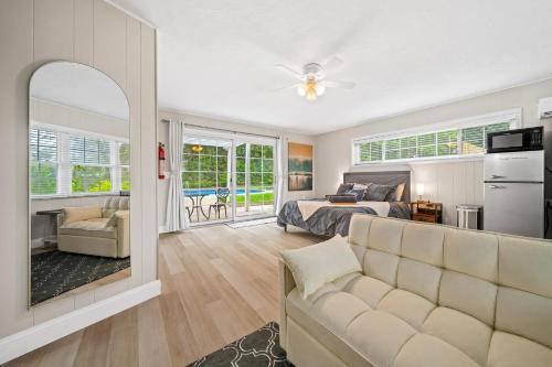 Private Poolside Guesthouse Suite! Prime Location!