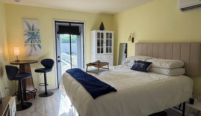 Private Poolside Studio - Quiet, Cozy, and Pet Friendly