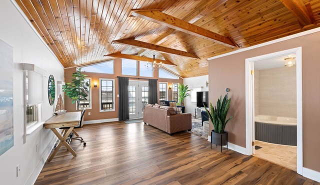 Private Portage Lakes Home. Water Views! 8 mins to beach! Jetted Tub. Sleeps 7