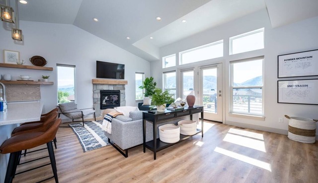 Private Powder Mtn B2 | Desk| Hot Tub| Ski Retreat