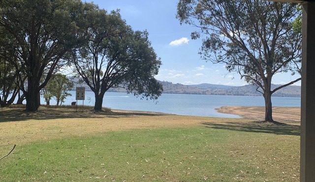 Private property on the Hume Weir - waterfront access. Family and pet friendly