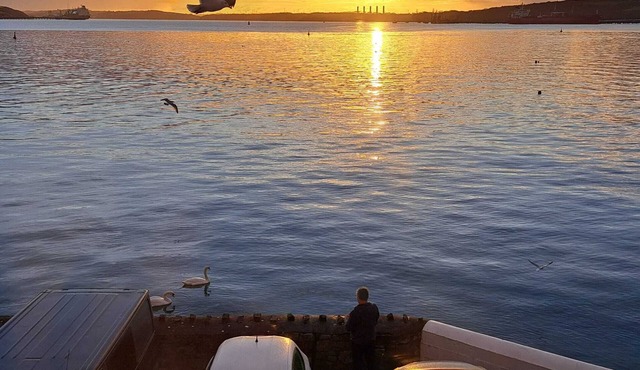 Private quay, balcony, amazing sea views, free parking, Old Castle Pembrokeshire