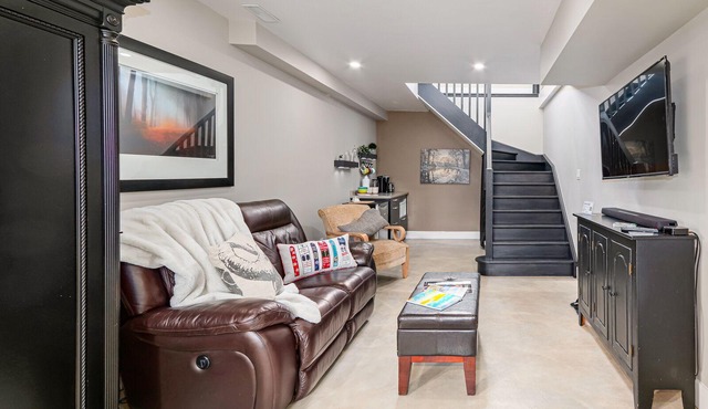 Private Queen Bed Studio near hiking, biking, golf, beach, spa and Blue Mountain