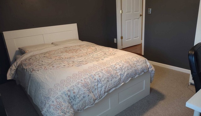 Private Queen Bedroom w Private Entrance