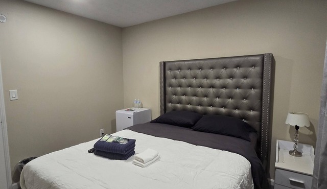 Private Queen Room in Stone Mountain with Shared Bath