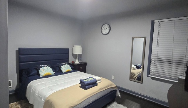 Private Queen Room near Downtown Atlanta & Airport - Shared Bath