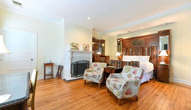 Private Queen Suite 2nd Floor Bed & Breakfast Historic District Downtown