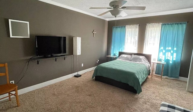 Private, Quiet 1 bed. 1 bath and 1 extra room.”Cozy Forever”, close to Phoebe.