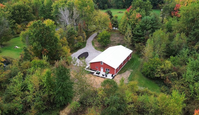 Private & quiet bardominium in Johnstown with woods & trails. Prime location!